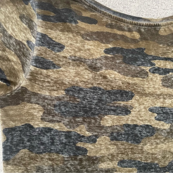 Lucky Brand Camo Burnout Short Sleeve Tee size Medium - Picture 5 of 8